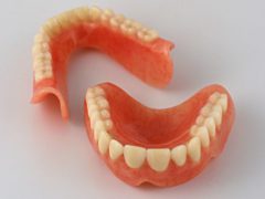 Плюсы и минусы зубных протезов на присосках