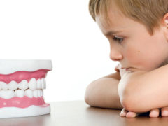 Когда начинается смена молочных зубов на постоянные?